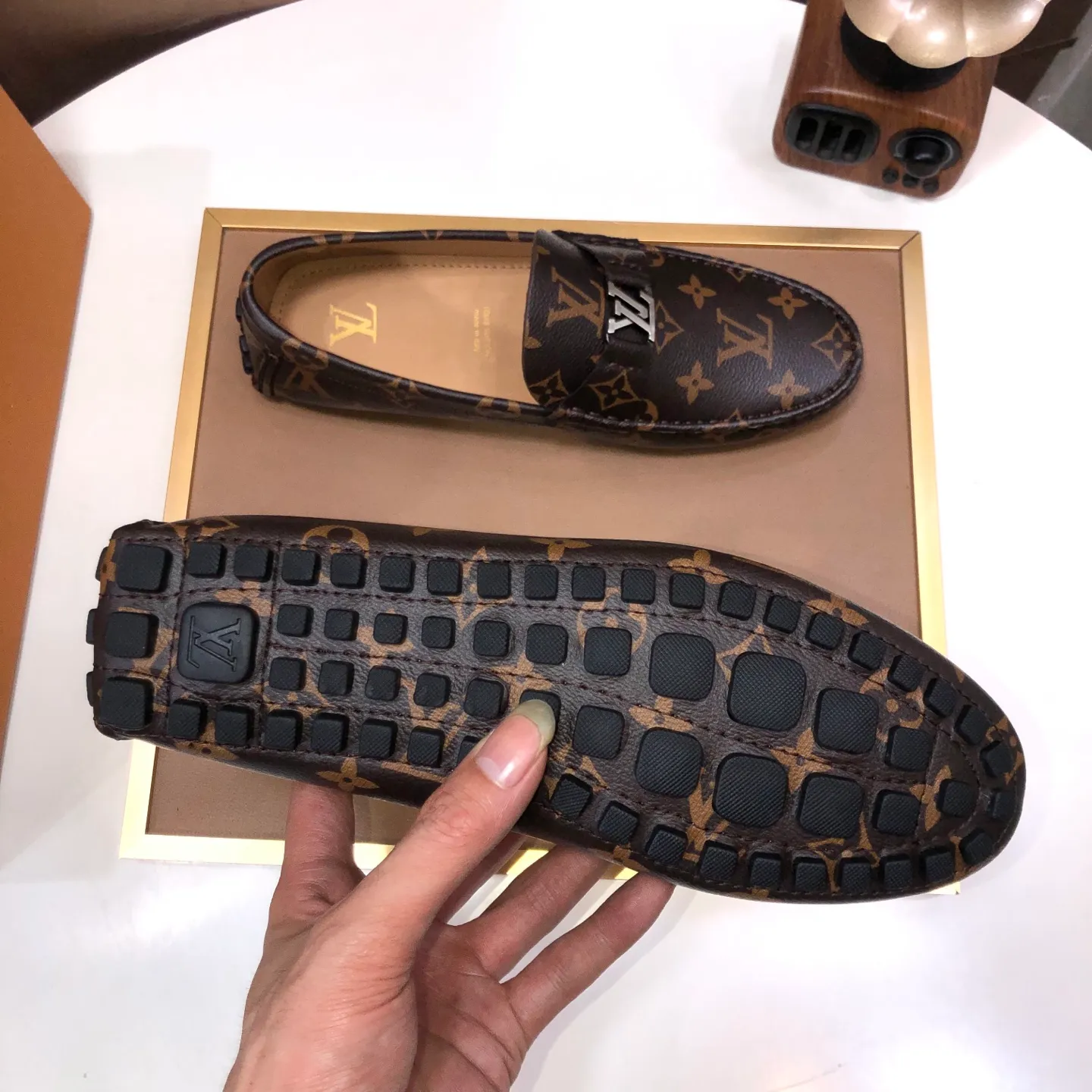 Men's men's shoes 💰420💰 [LV Doudou shoes] (water-dyed cowhide lining) new model is on the market, available on the official website. The new Doudou shoes are processed into single-color materials, and the uppers are made of imported cowhide material. The body of the shoe is fully hemmed with mark thread, and is lined with imported original cowhide leather. The elegant shoe shape is super suitable for all-matching, and the size is 38-44.